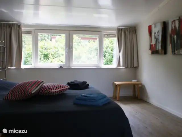 Ook vanuit de slaapkamer boven een fijn uitzicht over het groen.
Lekker lezen in bed? Dat kan, handige Auping lampjes zijn in de slaapkamer boven gemonteerd.
En laat je verrassen door het ruimtegevoel door het hoge plafond!